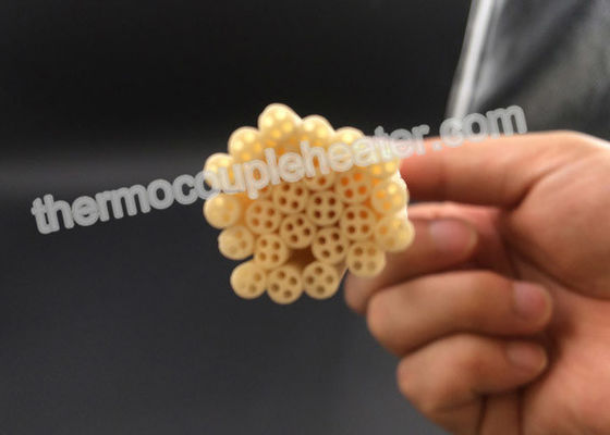 高いアルミナ4中心の99.5% AL2O3陶磁器の熱電対の絶縁体